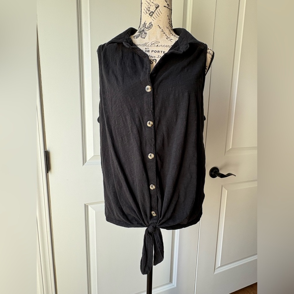 Time and Tru Black Sleeveless Button-Down Shirt